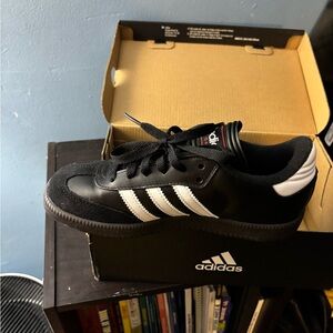 ADIDAS SAMBAS SIZE 3 1/2 *TRIED ON NOT WORN* PLEASEEE OFFER PRICES